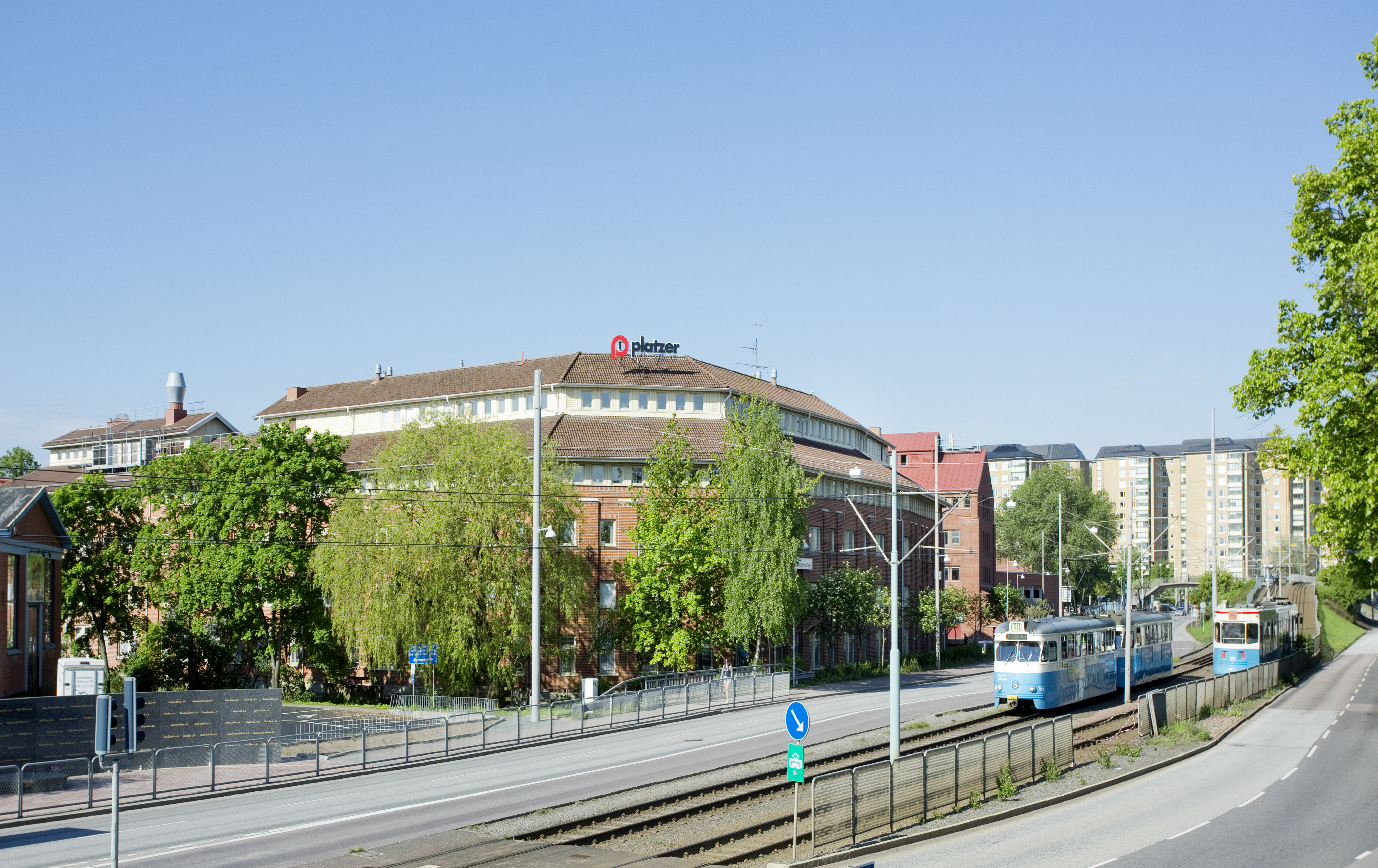 Bild på Vågmästaregatan 1 A-H sett från Backaplan med spårvagn i förgrunden
